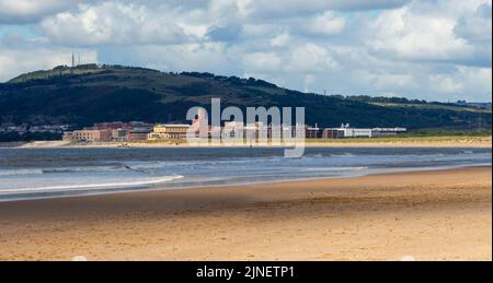 Editoriale Swansea, Regno Unito - 04 agosto 2022: Il nuovo Swansea University Bay Campus in una foschia di calore sul fronte spiaggia a Fabian Way, Swansea UK Foto Stock