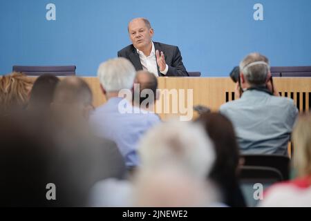 Berlino, Germania. 11th ago, 2022. Il Cancelliere OLAF Scholz (DOCUP) parla di questioni di politica interna ed estera alla Conferenza stampa federale durante la conferenza stampa estiva. Credit: Kay Nietfeld/dpa/Alamy Live News Foto Stock