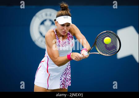 Veronika Kudermetova della Russia in azione contro Ajla Tomljanovic dell'Australia durante il primo round del torneo di tennis 2022 della National Bank Open WTA 1000 il 9 agosto 2022 a Toronto, Canada - Foto: Rob Prange/DPPI/LiveMedia Foto Stock