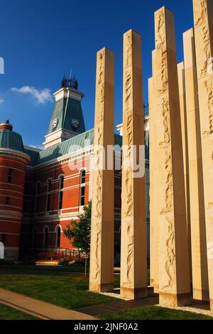 Le colonne di pietra calcarea fungono da monumento commemorativo ai veterani nei terreni del tribunale della contea di Bartolomew a Columbus, Indiana Foto Stock