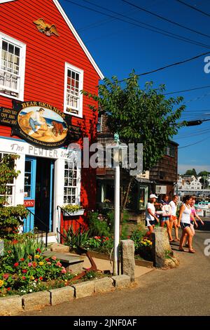 Una folla estiva di negozi naviga tra le graziose boutique e i piccoli negozi d'affari lungo Bearskin Neck a Cape Ann Foto Stock