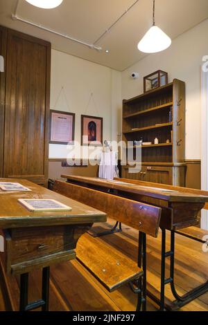 Una ricreazione interattiva di una tipica classe scolastica dell'epoca vittoriana con lavagna e scrivanie in legno. Al Centro Patrimonio Mondiale di Blaenavon, Foto Stock