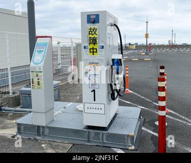 Un caricatore rapido EV fuori ordine o un caricatore rapido su un parcheggio sul tetto presso un centro commerciale EON Shopping Mall con una sola ricarica per auto in una delle stazioni. Foto Stock
