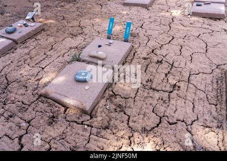 Lapidi per animali domestici nel cimitero degli animali domestici dell'Angels Rest Memorial Park, nel Best Friends Animal Sanctuary, Kanab, Utah. Foto Stock