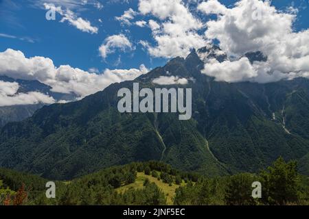 Vista di enormi montagne con cascate e splendide nuvole in Ossezia settentrionale Foto Stock