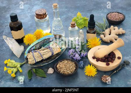 Ingredienti rituali per la pulizia con bastone di sbavatura salvia, cristalli, oli essenziali, erbe e fiori. Sciamanico nativo americano e guarigione pagana. Foto Stock