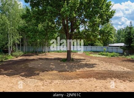 Terreno arato, lavoro agricolo. Livellare il suolo sul luogo. Foto Stock