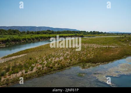 I bassi livelli d'acqua della Durance a Cavaillon nel sud della Francia Foto Stock