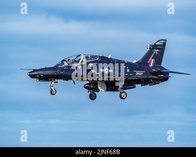 Hawk Jet in arrivo a terra, agosto 2022, RAF Valley, Anglesey, Galles del Nord, REGNO UNITO Foto Stock