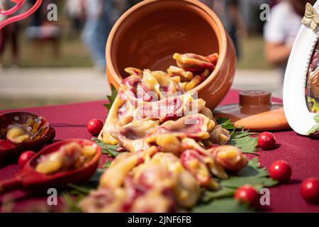 Gnocchi, ripieni di ciliegie, bacche. Pierogi, varenyky, vareniki pirohy - gnocchi con ripieno piatto popolare Foto Stock