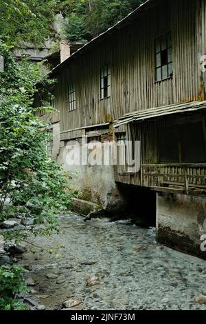 Uno scatto verticale di un vecchio edificio di segheria nella gola di Seisenbergklamm. Weissbach bei Lofer, Austria. Foto Stock