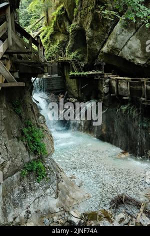 Un colpo verticale di acquedotto e calanchi vicino ad un fiume. Seisenbergklamm, Weissbach bei Lofer, Austria. Foto Stock