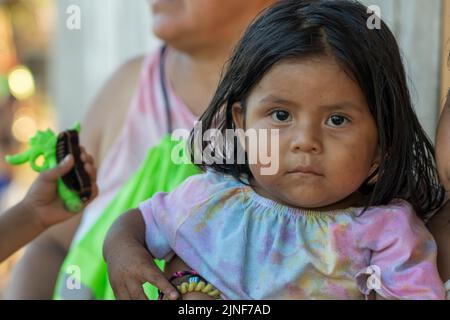 I Riberenos dell'Amazzonia peruviana sono un popolo felice e resiliente Foto Stock