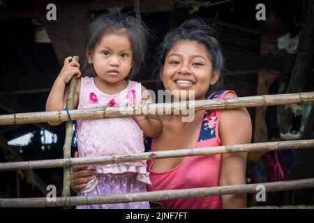 I Riberenos dell'Amazzonia peruviana sono un popolo felice e resiliente Foto Stock