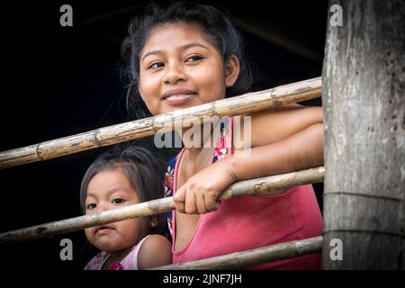 I Riberenos dell'Amazzonia peruviana sono un popolo felice e resiliente Foto Stock