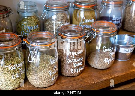 Vasetti di vetro con spezie al Cups and Jars Cafe e Zero Waste Shop, Forest Gate, Londra, Regno Unito Foto Stock