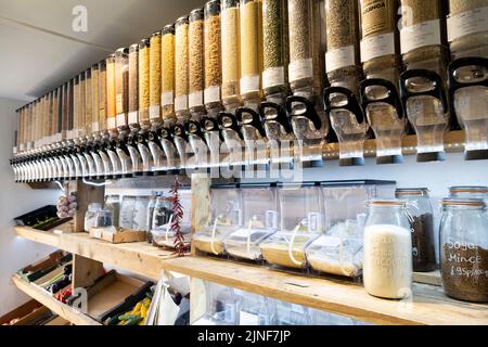 Dispenser e vasetti con pasta, grani e fagioli al Cups and Jars Cafe e Zero Waste Shop, Forest Gate, Londra, Regno Unito Foto Stock