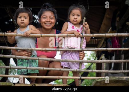 I Riberenos dell'Amazzonia peruviana sono un popolo felice e resiliente Foto Stock