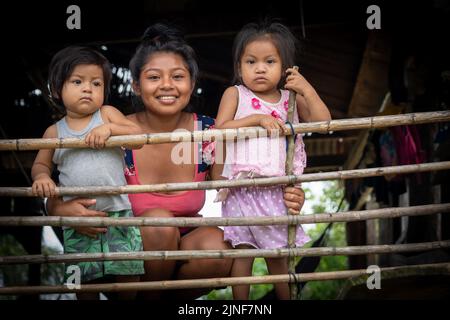 I Riberenos dell'Amazzonia peruviana sono un popolo felice e resiliente Foto Stock