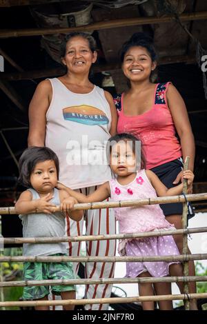 I Riberenos dell'Amazzonia peruviana sono un popolo felice e resiliente Foto Stock