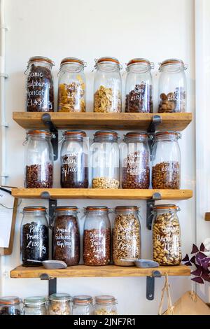 Vasetti di vetro con noci al Cups and Jars Cafe e Zero Waste Shop, Forest Gate, Londra, Regno Unito Foto Stock