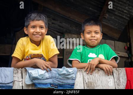 I Riberenos dell'Amazzonia peruviana sono un popolo felice e resiliente Foto Stock