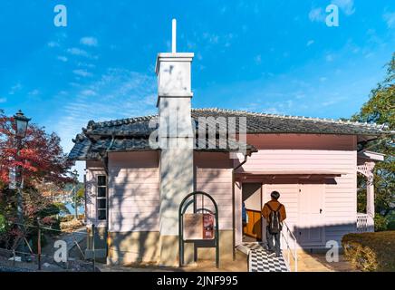 nagasaki, kyushu - dicembre 13 2021: Retro della casa dell'ex Walker con un camino creato negli ultimi decenni del XIX secolo in mi Foto Stock