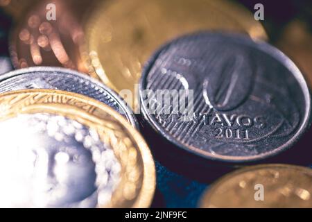 Real brasiliano - BRL. Una moneta di Real in macro fotografia, economia brasiliana e concetti finanziari. Foto Stock