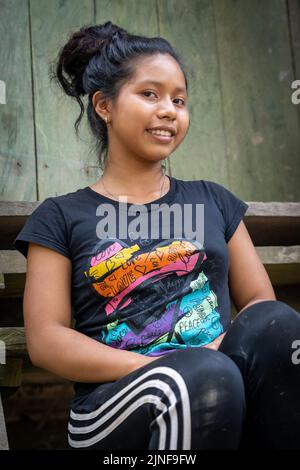 Il popolo di Riberenos dell'Amazzonia peruviana è un popolo felice che prospera sull'orlo della povertà estrema Foto Stock