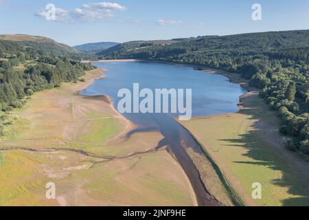 Vista aerea del basso livello dell'acqua nel serbatoio di Llwyn-onn durante la siccità del 8th agosto 2022, Galles, Regno Unito Foto Stock