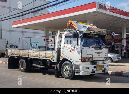 SAMUT PRAKAN, THAILANDIA, 12 2022 MAGGIO, un camion vuoto è parcheggiato di fronte a una stazione di servizio Foto Stock