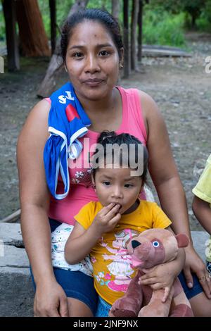 I Riberenos dell'Amazzonia peruviana sono un popolo felice e resiliente Foto Stock