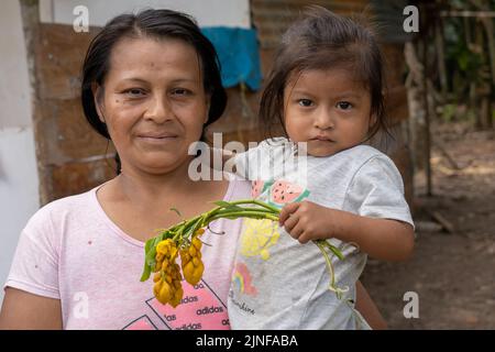 I Riberenos dell'Amazzonia peruviana sono un popolo felice e resiliente Foto Stock