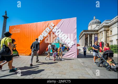 Londra, Regno Unito. 11th ago, 2022. Summer on the Square - Un festival gratuito d'arte, fuori dalla Galleria Nazionale di Trafalgar Square. Le famiglie possono partecipare a sessioni di disegno all'aperto e a installazioni coinvolgenti ispirate ai dipinti della National Gallery e a un nuovo studio artistico appositamente costruito. Si tratta del più grande festival gratuito della Gallery a Trafalgar Square, in collaborazione con il Westminster City Council, che si svolge dal 11 al 29 agosto. Credit: Guy Bell/Alamy Live News Foto Stock