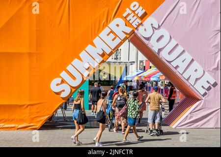 Londra, Regno Unito. 11th ago, 2022. Summer on the Square - Un festival gratuito d'arte, fuori dalla Galleria Nazionale di Trafalgar Square. Le famiglie possono partecipare a sessioni di disegno all'aperto e a installazioni coinvolgenti ispirate ai dipinti della National Gallery e a un nuovo studio artistico appositamente costruito. Si tratta del più grande festival gratuito della Gallery a Trafalgar Square, in collaborazione con il Westminster City Council, che si svolge dal 11 al 29 agosto. Credit: Guy Bell/Alamy Live News Foto Stock