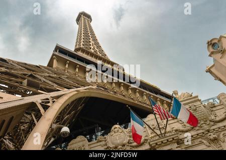 Replica della Torre Eiffel a mezza scala di fronte al Paris Hotel and Casino, Las Vegas, Nevada USA Foto Stock