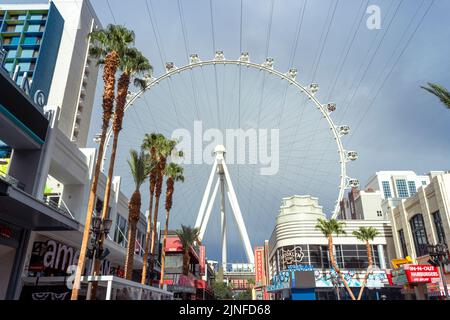 Goditi le viste mozzafiato della ruota panoramica High Roller presso la LINQ Promenade di Las Vegas. Vivi oggi stesso l'emozione di questa attrazione iconica! Foto Stock