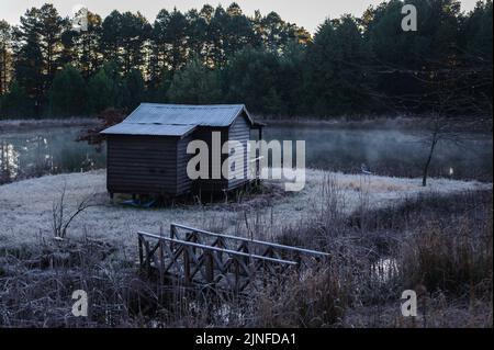 Una cabina ghiacciata da una mattina d'inverno nella valle di Kamberg, sulle montagne Drakensberg del Sud Africa Foto Stock