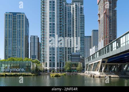 Pan Peninsula edifici di appartamenti e altri edifici alti con un cubo di tuta di vendita da Ballymore sulla riva dei Docklands. Londra Foto Stock