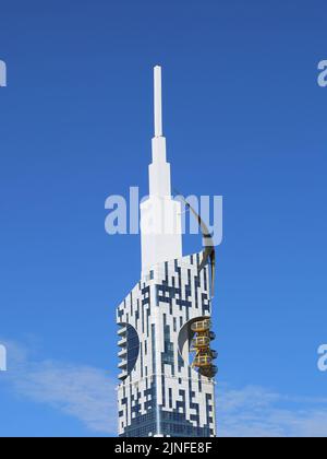 BATUMI, GEORGIA-31 DICEMBRE: Batumi Technological University Tower con ruota panoramica. Dicembre 31,2021 a Batumi, Georgia. Foto Stock