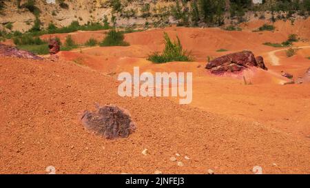 Pietre rosse e rocce nella miniera di bauxite. Gant, Ungheria - Tele view Foto Stock