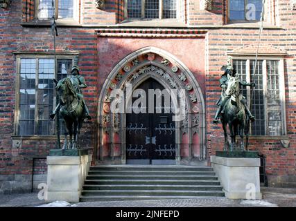 BREMA, GERMANIA - FEBBRAIO 2: Sculture di Cavaliere di bronzo di fronte ad Altes Rathaus aka Old Town Hall. Febbraio 2,2014 a Brema, Germania Foto Stock