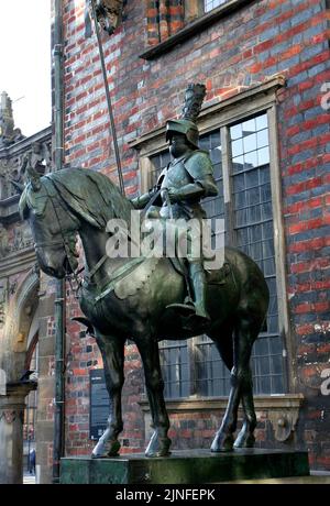 BREMA, GERMANIA - FEBBRAIO 2: Scultura di Cavaliere di bronzo di fronte al municipio di Altes Rathaus, noto anche come Old Town Hall. Febbraio 2,2014 a Brema, Germania Foto Stock