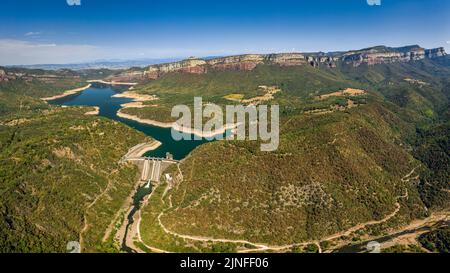 Veduta aerea del bacino di Sau e delle scogliere di Collsacabra durante la siccità estiva del 2022 (Osona, Barcellona, Catalogna, Spagna) Foto Stock