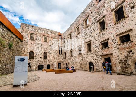 Helfstyn, Repubblica Ceca - 13,6.2021: I turisti stanno visitando il castello medievale Helfstyn, Repubblica Ceca. Famosa destinazione di viaggio. Antico forte e. Foto Stock