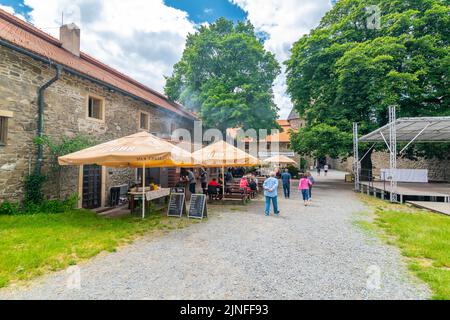 Helfstyn, Repubblica Ceca - 13,6.2021: I turisti stanno visitando il castello medievale Helfstyn, Repubblica Ceca. Famosa destinazione di viaggio. Antico forte e. Foto Stock