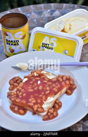 Just Essentials di Asda. Come le persone devono stringere le loro borse a causa di inflazione, il prezzo del carburante, l'energia, e i prezzi dei prodotti alimentari. Budget cibo da Asda Foto Stock