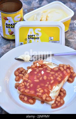 Just Essentials di Asda. Come le persone devono stringere le loro borse a causa di inflazione, il prezzo del carburante, l'energia, e i prezzi dei prodotti alimentari. Budget cibo da Asda Foto Stock