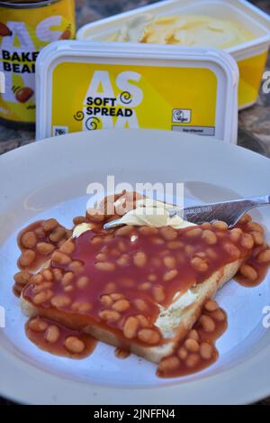 Just Essentials di Asda. Come le persone devono stringere le loro borse a causa di inflazione, il prezzo del carburante, l'energia, e i prezzi dei prodotti alimentari. Budget cibo da Asda Foto Stock