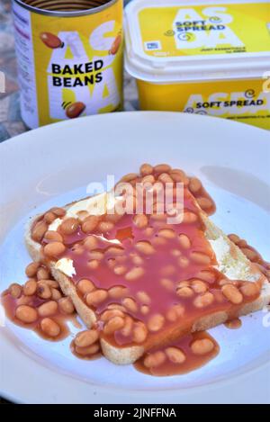 Just Essentials di Asda. Come le persone devono stringere le loro borse a causa di inflazione, il prezzo del carburante, l'energia, e i prezzi dei prodotti alimentari. Budget cibo da Asda Foto Stock